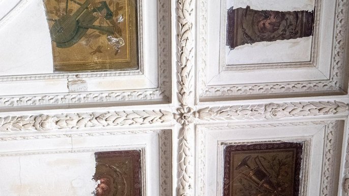 Złocone polichromie, mazerunki i bordiury odkryto w trakcie prac konserwatorskich prowadzonych w rezydencji dawnego miejskiego architekta Hilarego Majewskiego przy ul. Włókienniczej Złocone polichromie, mazerunki i bordiury odkryto w trakcie prac konserwatorskich prowadzonych w rezydencji dawnego miejskiego architekta Hilarego Majewskiego przy ul. Włókienniczej - fot. Stefan Brajter