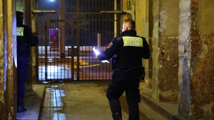 W badaniu liczby bezdomnych brali udział strażnicy miejscy W badaniu liczby bezdomnych brali udział strażnicy miejscy - strażnicy miejscy poszukują bezdomnych w pustostanach