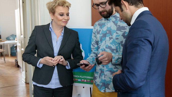 Prezydent Łodzi odwiedziła twórców aplikacji w siedzibie Listonica Prezydent Łodzi odwiedziła twórców aplikacji w siedzibie Listonica - fot. Sebastian Glapiński / UMŁ