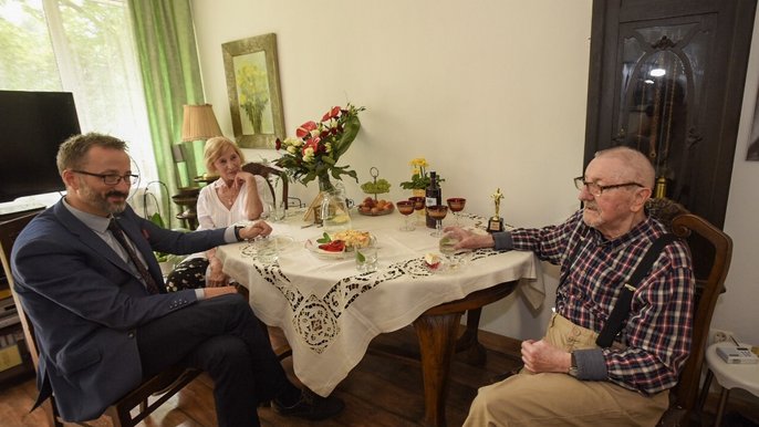 Wiceprezydent Piątkowski odwiedził z okazji 90. urodzin Stanisława Ochmańskiego - fot. Paweł Łacheta / UMŁ