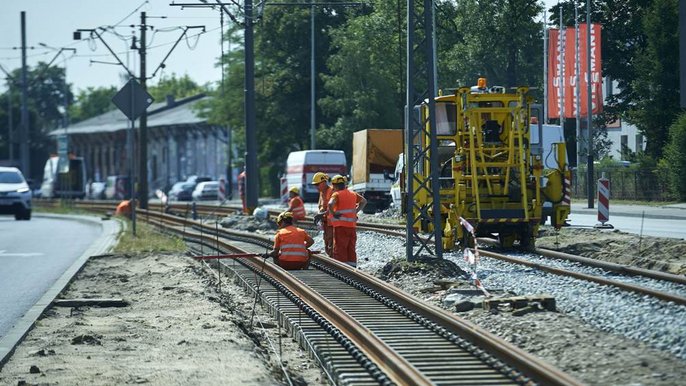 Układamy nowe torowisko na al. Włókniarzy Układamy nowe torowisko na al. Włókniarzy - fot. Radosław Jóźwiak / UMŁ