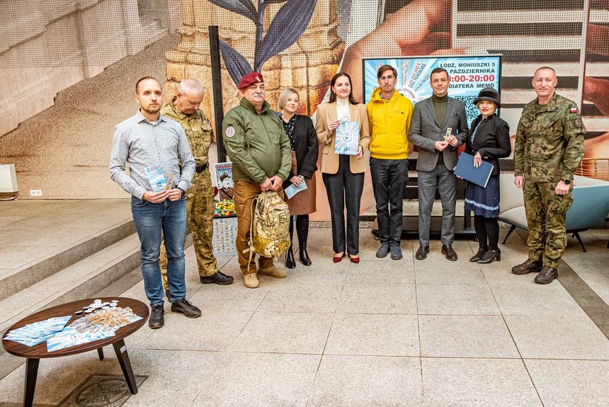 Wiceprezydent Małgorzata Moskwa - Wodnicka (pośrodku) Ponadto w konferencji brali udział: Patryk Wacławiak (UMŁ), Janusz Urbańczyk (Stowarzyszenie Byłych Żołnierzy Wojsko Powietrzno-Desantowych "Czerwone Berety"), Kamila Lutek-Urbaniak (Muzeum Tradycji Niepodległościowych w Łodzi), Michał Duda (Zbudowane z Klocków)., Artur Ossowski (IPN - oddział w Łodzi), kpt Jarosław Rosiński, 9. Łódzka Brygada Obrony Terytorialnej im. gen. Stanisława Sojczyńskiego "Warszyca".Fot. T.Walczak UMŁ. 