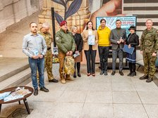 Wiceprezydent Małgorzata Moskwa - Wodnicka (pośrodku) Ponadto w konferencji brali udział: Patryk Wacławiak (UMŁ), Janusz Urbańczyk (Stowarzyszenie Byłych Żołnierzy Wojsko Powietrzno-Desantowych "Czerwone Berety"), Kamila Lutek-Urbaniak (Muzeum Tradycji Niepodległościowych w Łodzi), Michał Duda (Zbudowane z Klocków)., Artur Ossowski (IPN - oddział w Łodzi), kpt Jarosław Rosiński, 9. Łódzka Brygada Obrony Terytorialnej im. gen. Stanisława Sojczyńskiego "Warszyca".Fot. T.Walczak UMŁ.