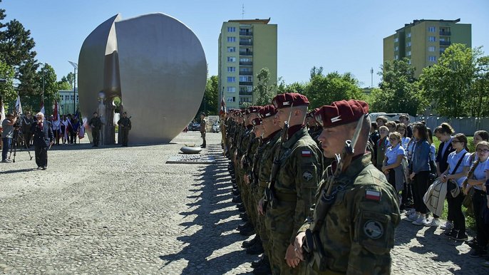 Pomnik Pękniętego Serca w parku Szarych Szeregów Pomnik Pękniętego Serca w parku Szarych Szeregów - fot. Radosław Jóźwiak