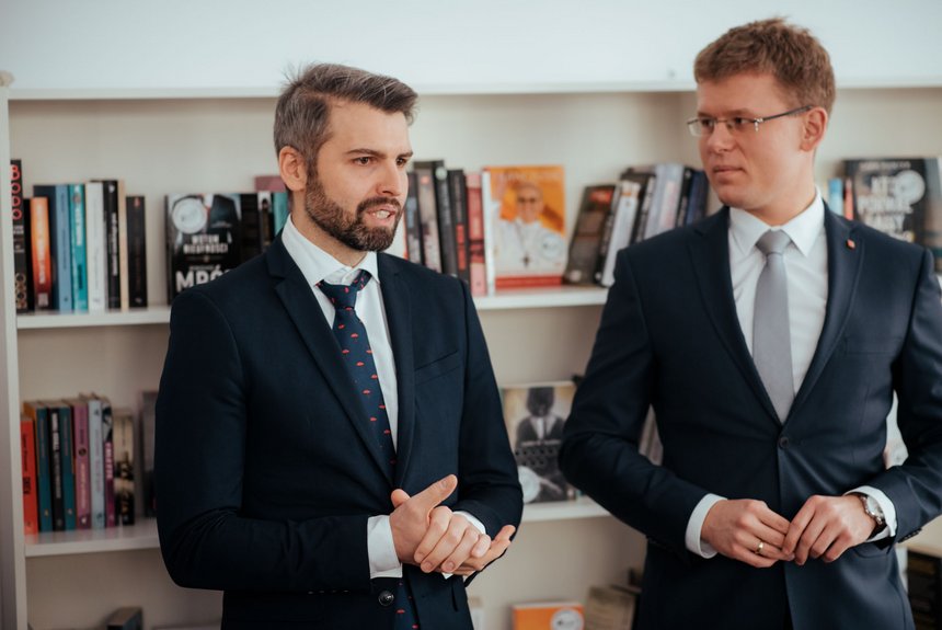 Internetowa księgarnia Gandalf przekazała 400 książek dla łódzkiego Centrum Zdrowego i Aktywnego Seniora fot. Radosław Żydowicz