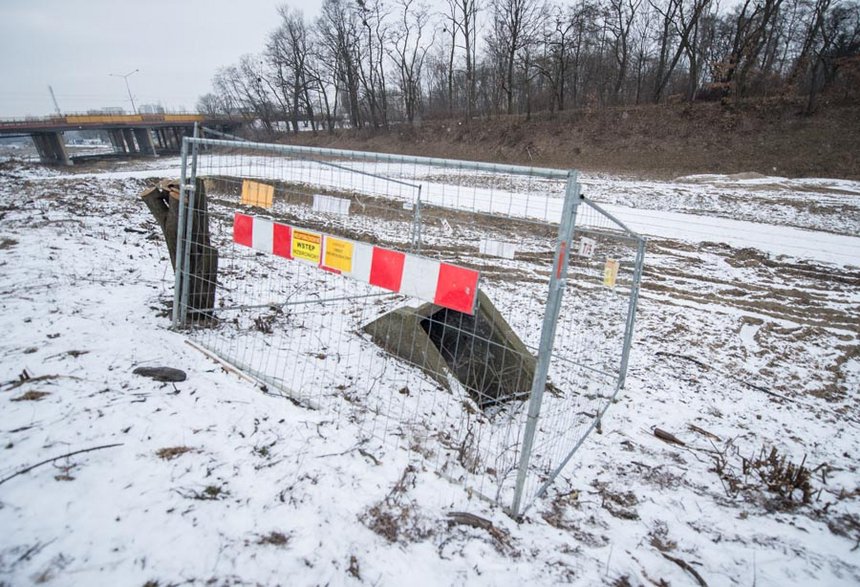 Za wcześnie, by mówić o dacie budowy tego obiektu. Być może był to schron wojenny, a może powstał w latach 50. ubiegłego wieku. Trudno też ustalić jego całkowite rozmieszczenie i to, czy uda się do niego wejść. Witold Ancerowicz/UMŁ