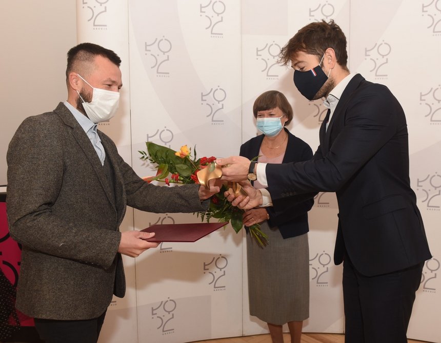 Gratulacje od wiceprezydenta Adama Pustelnika oraz prof. Wandy Krajewskiej odbiera dr hab. Łukasz Wójcicki fot. Paweł Łacheta / UMŁ