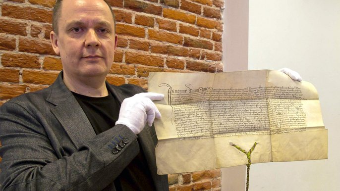 Krzysztof Laszkiewicz z Głowna odnalazł zaginiony przed stu laty przywilej renowacyjny dla Łodzi wydany przez króla Władysława Jagiełłę 25 czerwca 1433 roku. Krzysztof Laszkiewicz z Głowna odnalazł zaginiony przed stu laty przywilej renowacyjny dla Łodzi wydany przez króla Władysława Jagiełłę 25 czerwca 1433 roku. - fot. Andrzej Janecki / UMŁ