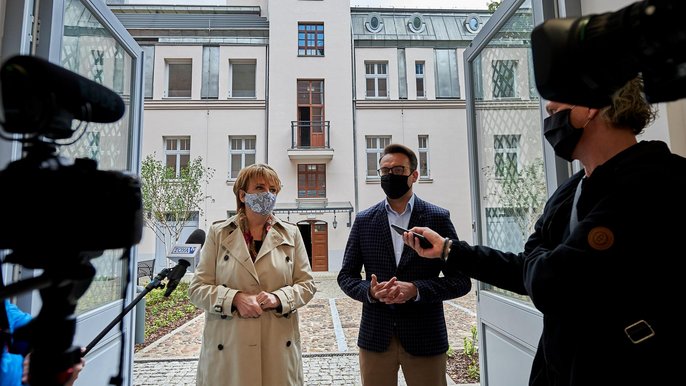 W świeżo zrewitalizowanej kamienicy przy ul. Tuwima 52 oprócz 6 mieszkań znajduje się także 7 lokali użytkowych i pomieszczenie na pracownię artystyczną. W świeżo zrewitalizowanej kamienicy przy ul. Tuwima 52 oprócz 6 mieszkań znajduje się także 7 lokali użytkowych i pomieszczenie na pracownię artystyczną. - fot. Radosław Jóźwiak / UMŁ