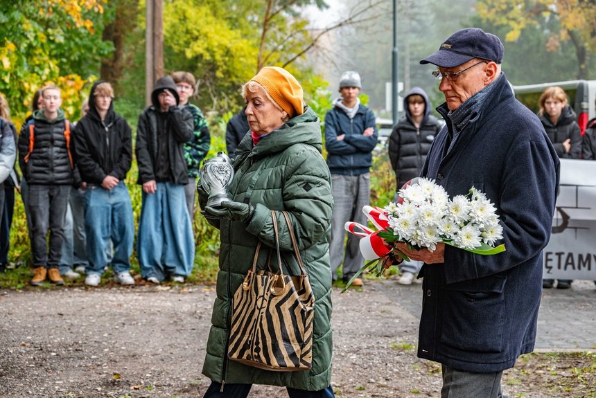 Kwiaty składa Tadeusz Krzemiński, syn Władysława Krzemińskiego, którego szczątki odnaleziono na Brusie. Fot. P. Wacławiak, UMŁ. 