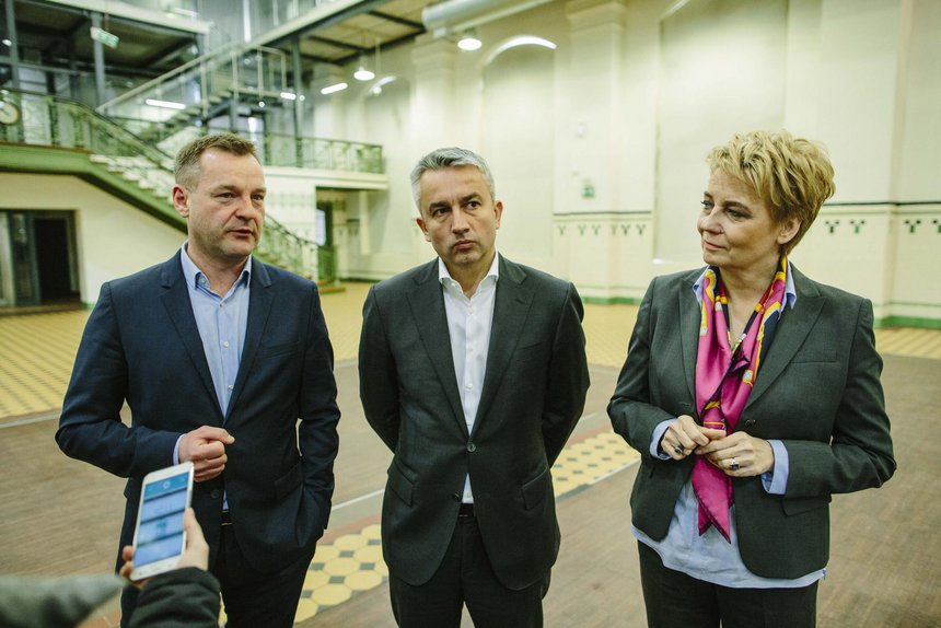 Od lewej: Wiceprezes Stowarzyszenia ABSL Marek Grodziński, Prezes Stowarzyszenia ABSL Jacek Levernes i Prezydent Łodzi Hanna Zdanowska fot. Radosław Jóźwiak / UMŁ