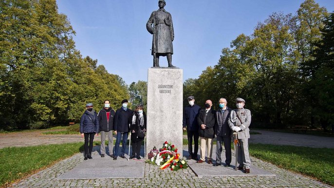 Przed pomnikiem Legionisty - foto. Andrzej Janecki