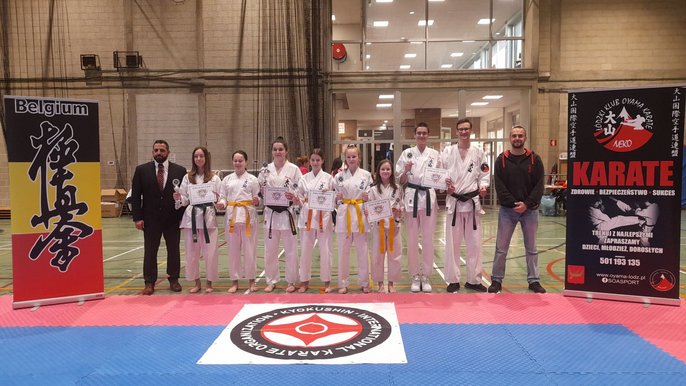 Zawodnicy i trener Łódzkiego Klubu Oyama Karate Neko oraz sensei Domenico Firenza (4 dan) z Belgijskiego IKO Kyokushin Karate. Zawodnicy i trener Łódzkiego Klubu Oyama Karate Neko oraz sensei Domenico Firenza (4 dan) z Belgijskiego IKO Kyokushin Karate.