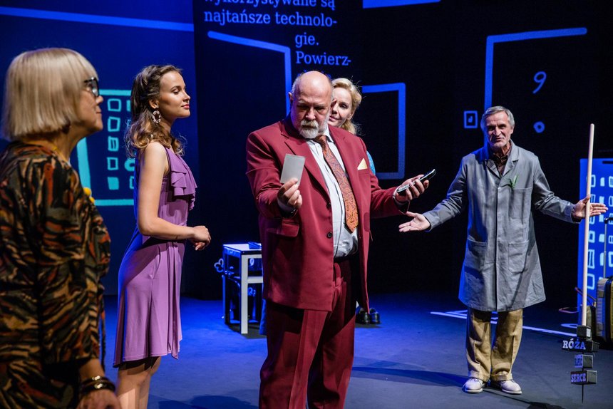 1 czerwca o 21:00 w Teatrze Telewizji na żywo z Małej Sceny Teatru Powszechnego w Łodzi transmitowana będzie komedia Krzysztofa Kędziory „Wykapany zięć”. fot. Katarzyna Bąba / Teatr Powszechny