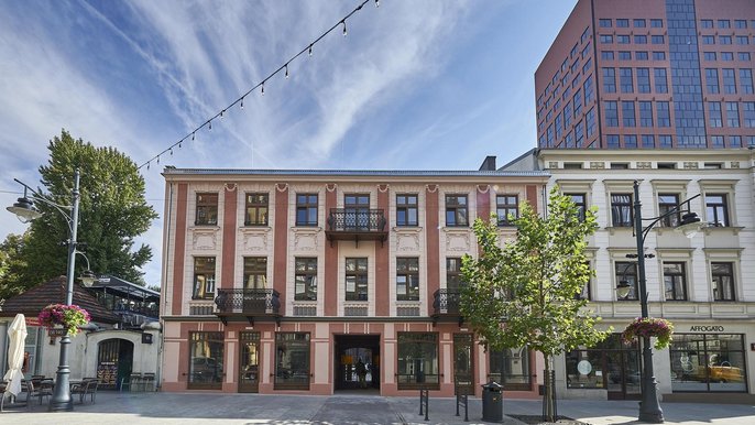 Wyremontowanej kamienicy przy ul. Piotrkowskiej 142 - widok od frontu Wyremontowanej kamienicy przy ul. Piotrkowskiej 142 - widok od frontu - fot. Radosław Jóźwiak / UMŁ