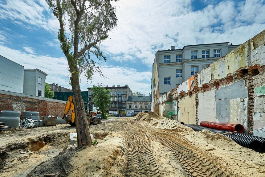 Mimo przedłużającej się pandemii trwają intensywne prace budowlane nad przebiciem między ulicami Legionów 25, a Ogrodową 20 i Gdańską 8. fot. Radosław Jóźwiak / UMŁ