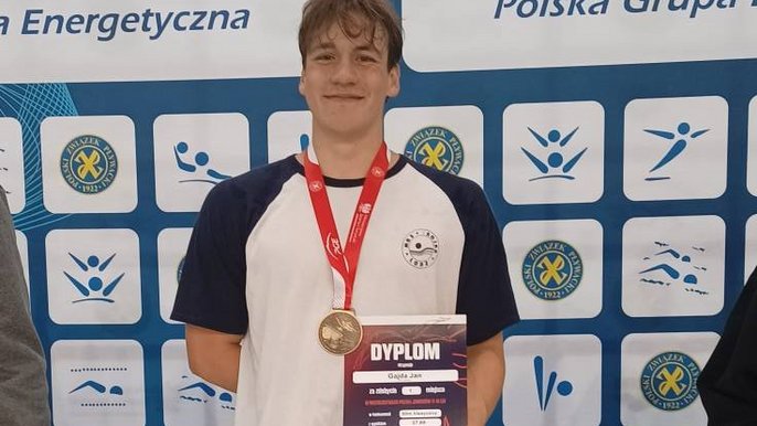 - Gajda Jan trzymający dyplom za 1 miejsce