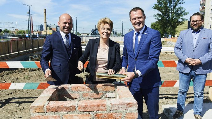 Osiedle Primo to ponad 400 mieszkań w Nowym Centrum Łodzi. W czwartek wmurowano kamień węgielny pod pierwszą inwestycję mieszkaniową w NCŁ Osiedle Primo to ponad 400 mieszkań w Nowym Centrum Łodzi. W czwartek wmurowano kamień węgielny pod pierwszą inwestycję mieszkaniową w NCŁ - fot. Radosław Jóźwiak / UMŁ