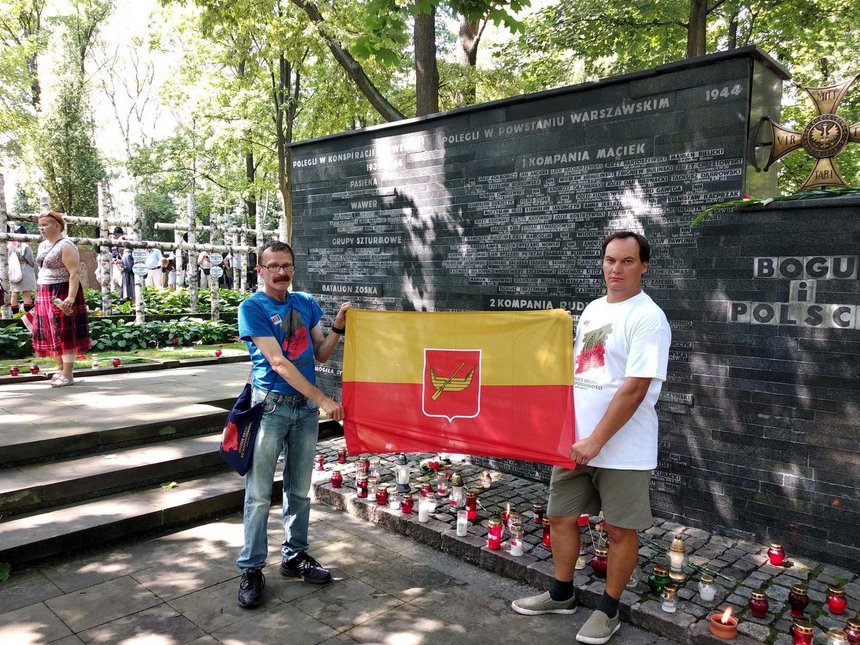 Łódzka flagę przedstawiciele Związku Strzeleckiego rozwinęli również w kwaterach powstańców na warszawskich Powązkach.