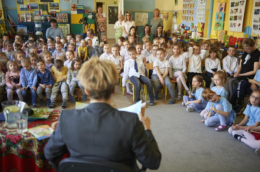 "Cała Polska czyta dzieciom", a w tym także Hanna Zdanowska, którą poprosiły o to maluchy z Przedszkola Miejskiego nr 146 fot. Radosław Jóźwiak / UMŁ