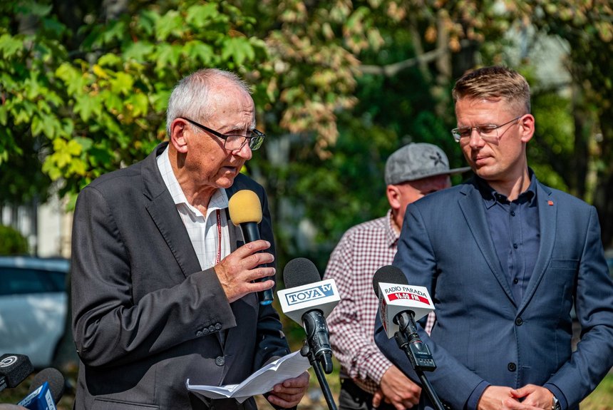 Andrzej Amerski, prezes Łódzkiego Klubu Seniorów Lotnictwa i wiceprezydent Łodzi Adam Wieczorek. Fot. P. Wacławiak, UMŁ.