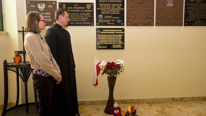 Pod tablicami w imieniu prezydent Hanny Zdanowskiej przedstawiciele UMŁ złożyli kwiaty Pod tablicami w imieniu prezydent Hanny Zdanowskiej przedstawiciele UMŁ złożyli kwiaty - fot. Andrzej Janecki / UMŁ