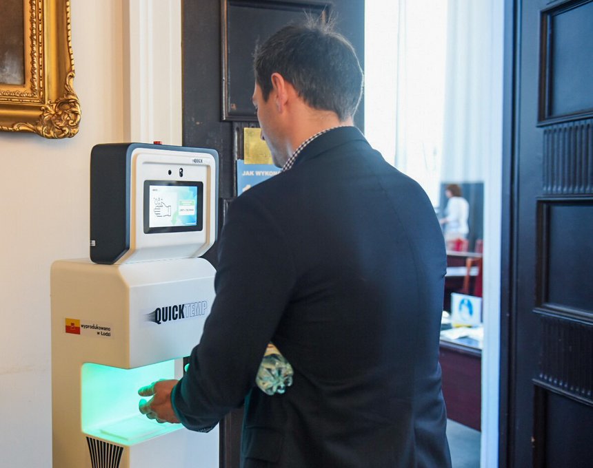 Przy okazji spotkania zaprezentowano urządzenie elektroniczne do bezdotykowego pomiaru temperatury, zaprojektowane przez jeden z łódzkich start-upów. fot. Paweł Łacheta