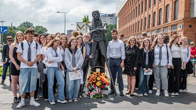 - Uczniowie Publicznego Liceum Ogólnokształcącego Politechniki Łódzkiej oraz Centrum Kształcenia Zawodowego i Ustawicznego oraz wiceprezydent Łodzi Adam Pustelnik i prof. Krzysztof Woźniak. Foto: Patryk Wacławiak, UMŁ.
