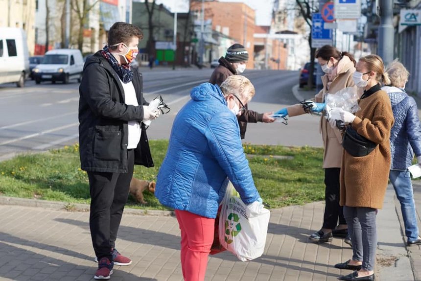 Radni oraz wolontariusze będą kontynuowali akcję rozdawania maseczek ochronnych łodzianom.