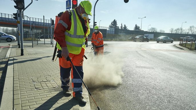 Rozpoczęły się wiosenne porządki w mieście. Oczyszczana jest m.in. Trasa Górna. Rozpoczęły się wiosenne porządki w mieście. Oczyszczana jest m.in. Trasa Górna. - fot. Radosław Jóźwiak