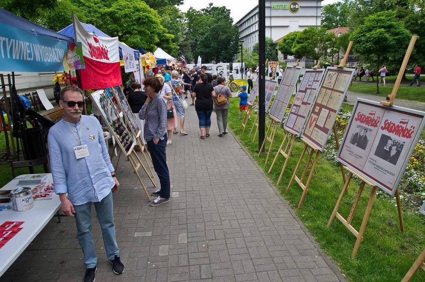 Po prawej stronie plakaty wyborcze Komitetu Obywatelskiego "Solidarność". Uścisk dłoni Wałęsy oznaczał wtedy pewne miejsce w Sejmie lub Senacie fot. Archiwum UMŁ (4.06.2019)