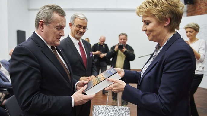 Prezydent Łodzi Hanna Zdanowska wręcza wicepremierowi Piotrowi Glińskiemu oraz Jerzemu Kwiecińskiemu, Sekretarzowi Stanu z Ministerstwa Rozowju pamiątkę z Łodzi - Księgę Fabryk. 