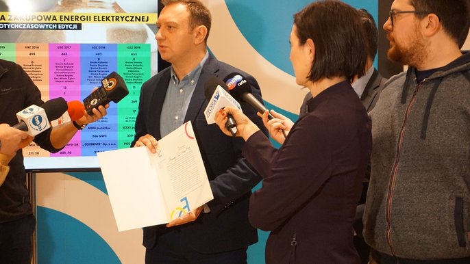 Wiceprezydent Łodzi Tomasz Trela prezentuje pismo do ministra Tchórzewskiego. - fot. Monika Pawlak