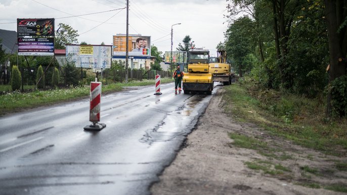 Rozpoczęła się przebudowa ulicy Rokicińskiej (od Malowniczej do granic miasta). Prace zaczęły się od frezowania starej, zniszczonej nawierzchni. Rozpoczęła się przebudowa ulicy Rokicińskiej (od Malowniczej do granic miasta). Prace zaczęły się od frezowania starej, zniszczonej nawierzchni. - fot. Witold Ancerowicz