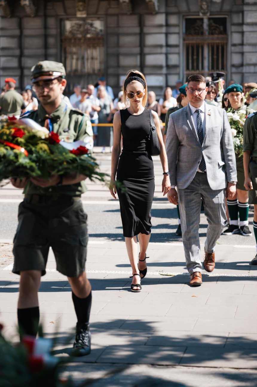 Kwiaty składają wiceprzewodnicząca Rady Miejskiej w Łodzi Paulina Setnik oraz radny Sebastian Bulak. Fot. Tomasz Similski,
