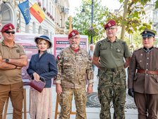 Klub "Czerwone Berety" oraz GRH im. 10 Batalionu Saperów przeniosą łodzian w czasy II wojny światowej, przypominając o losach polskich żołnierzy w różnych bitwach. Fot. Patryk Wacławiak, UMŁ.Kostium kobiecy z lat 40. , widoczny na zdjęciach pochodzi z zasobów Łódzkiego Centrum Filmowego w Łodzi. 