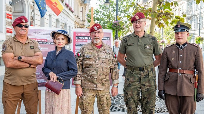 - Klub "Czerwone Berety" oraz GRH im. 10 Batalionu Saperów przeniosą łodzian w czasy II wojny światowej, przypominając o losach polskich żołnierzy w różnych bitwach. Fot. Patryk Wacławiak, UMŁ.Kostium kobiecy z lat 40. , widoczny na zdjęciach pochodzi z zasobów Łódzkiego Centrum Filmowego w Łodzi.