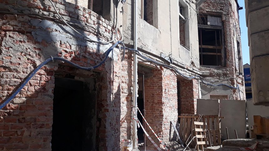 Zmienia się oblicze zabytkowej kamienicy przy ul. Zielonej 6. Mimo niecodziennych warunków wykonawca prac i konserwator pracują bez zmian.