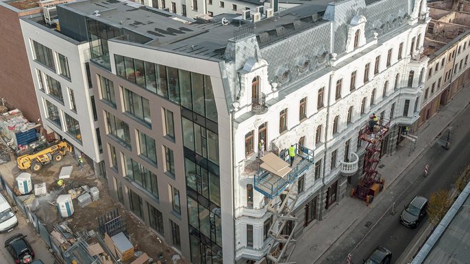 Otoczenie EC-1 przechodzi kolejne etapy transformacji. Po remoncie ulicy, blask odzyskała sąsiadująca z byłą elektrociepłownią kamienica przy ul. Tuwima 46. Budynek zyskał charakterystyczną, przeszkloną ścianę. Otoczenie EC-1 przechodzi kolejne etapy transformacji. Po remoncie ulicy, blask odzyskała sąsiadująca z byłą elektrociepłownią kamienica przy ul. Tuwima 46. Budynek zyskał charakterystyczną, przeszkloną ścianę.