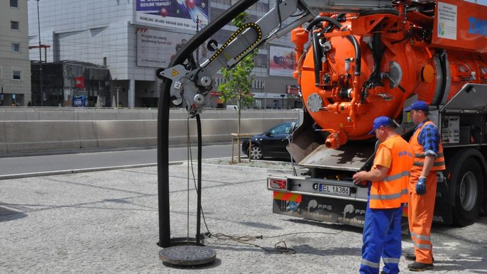 Samochód do mycia kanałów i czyszczenia ulicznych wpustów Samochód do mycia kanałów i czyszczenia ulicznych wpustów - fot. z arch. ZWiK