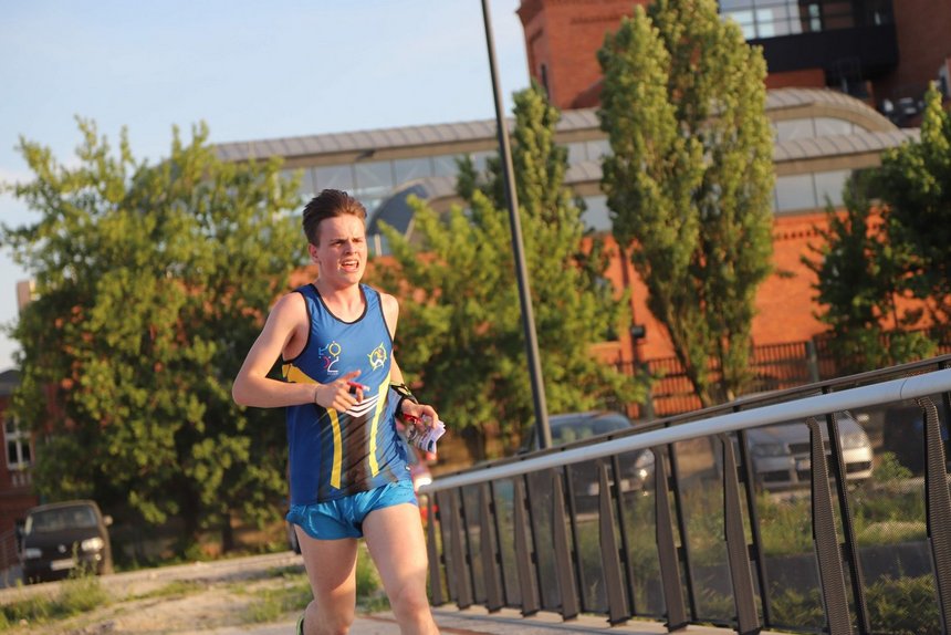 zawodnik na trasie podczas zawodów w biegu na orientację