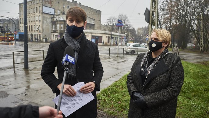 Wiceprezydent Adam Pustelnik i dyrektor Agnieszka Kowalewska–Wójcik na ul. Wojska Polskiego Wiceprezydent Adam Pustelnik i dyrektor Agnieszka Kowalewska–Wójcik na ul. Wojska Polskiego - fot. Radosław Jóźwiak / UMŁ