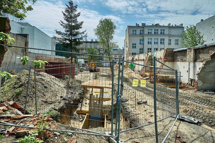Mimo przedłużającej się pandemii trwają intensywne prace budowlane nad przebiciem między ulicami Legionów 25, a Ogrodową 20 i Gdańską 8. fot. Radosław Jóźwiak / UMŁ