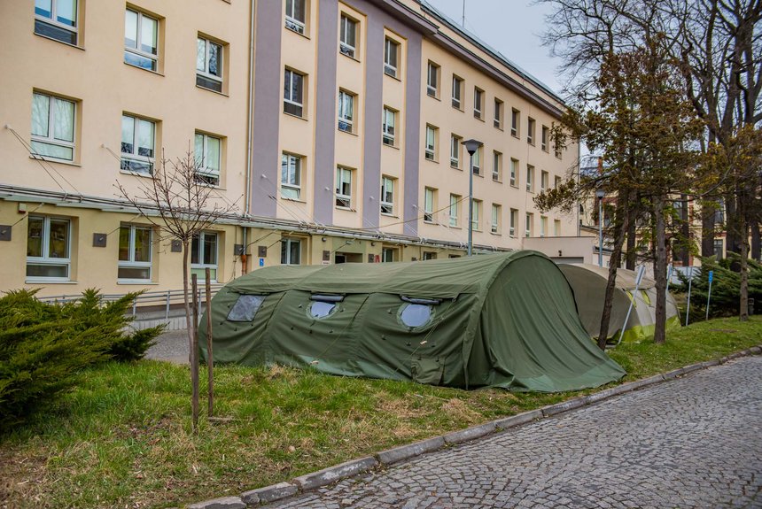 Przed szpitalem miejskim im. Jonschera stanęły namioty, w których może powstać „mobilna" izba przyjęć. fot. Radosław Żydowicz