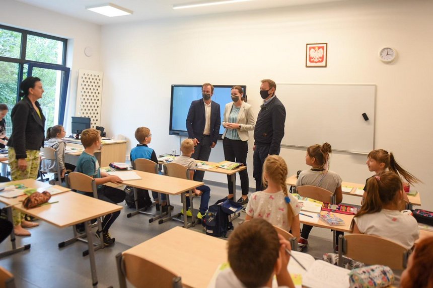 W każdej sali przeznaczonej dla uczniów klas I-III jest interaktywna tablica, funkcjonalne i kolorowe mebelki, stoliki i krzesełka które można dostosować do wzrostu uczniów. fot. Paweł Łacheta