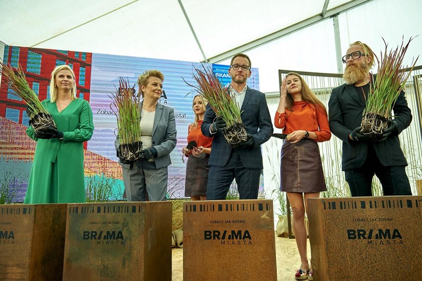Zamiast zawieszenia tradycyjnej wiechy i wmurowania kamienia węgielnego pod całą inwestycję, rozsadzono ozdobne trawy do czterech kortenowych doniczek fot. Radosław Jóźwiak / UMŁ