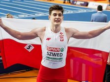 Maksymilian Szwed pozujący do zdjęcia z Polską flagą