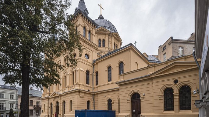 Kościół pod wezwaniem Zesłania Ducha Świętego Kościół pod wezwaniem Zesłania Ducha Świętego - fot. Stefan Brajter / UMŁ