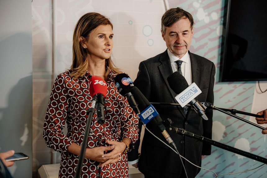 Prezes Fundacji Szczęśliwej Drogi, Kamila Gibas oraz Dyrektor MOPS ds. opiekuńczych, Piotr Rydzewski fot. Radosław Żydowicz / UMŁ