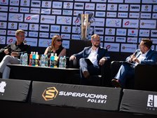 Wiceprezydent Adam Wieczorek, Pani Marszałek J. Skrzydlewska, Prezes Superligi P.Należyty oraz prowadzący konferencję podczas rozmowy